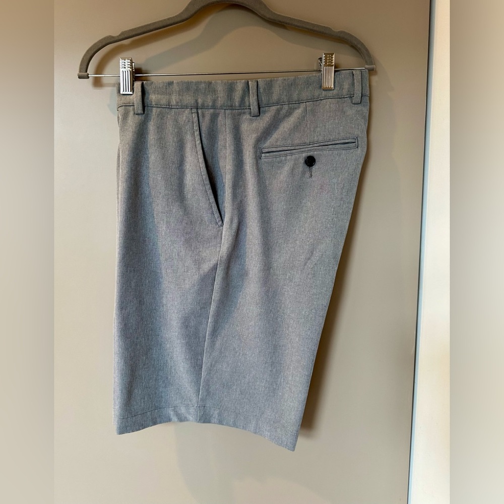 Greg Norman Men’s flat front gray golf shorts, waist 34, 2 front 2 back pockets